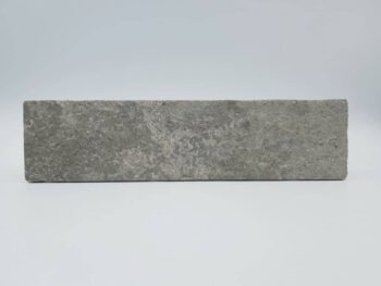 Glazura imitująca kamień - Natucer Zion Moss 6,2x25 cm. Płytki cegiełki z efektem naturalną skały, przeznaczone na ścianę.