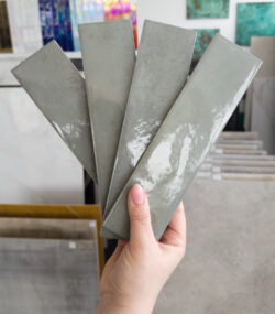 Jasnozielone kafelki do łazienki Marca Corona Miniature Soda Verde Perla 6X24