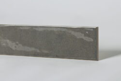 Kafelki cegiełka - Mykonos Mallorca Yebala Beige 7,5x30 cm. Kafelki ze śladami upływu czasu na błyszczącej powierzchni w kolorze szaro - beżowym.