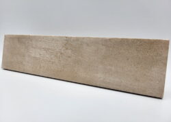 Kafelki brązowe - Harmony Bari Brown 6x24,6 cm. Hiszpańska kafelka cegiełka na ścianę z przecieraną, błyszczącą, jasnobrązową powierzchnią.