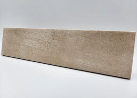 Kafelki brązowe - Harmony Bari Brown 6x24,6 cm. Hiszpańska kafelka cegiełka na ścianę z przecieraną, błyszczącą, jasnobrązową powierzchnią.