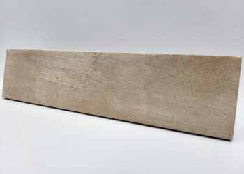 Kafelki brązowe - Harmony Bari Brown 6x24,6 cm. Hiszpańska kafelka cegiełka na ścianę z przecieraną, błyszczącą, jasnobrązową powierzchnią.