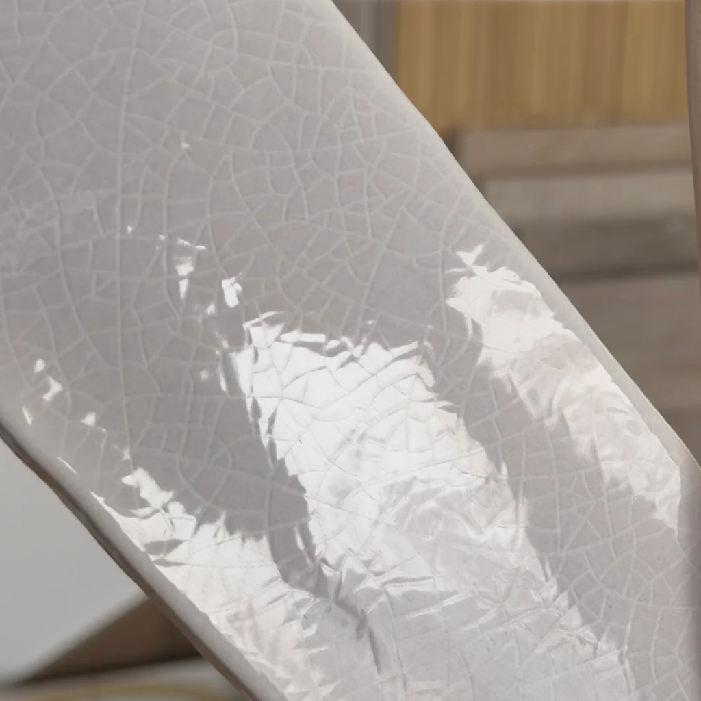 Kafelki krakelura cegiełki lawendowe- fioletowe Estudio Vitral Lavanda 7,5x30. Zbliżenie na popękaną, błyszczącą powierzchnię.