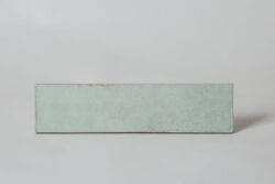Kafelki miętowe - Equipe Tribeca Seaglass Mint 6 x 24,6 cm. Płytka w jasnych odcieniach mięty z postarzaną, błyszczącą powierzchnią.