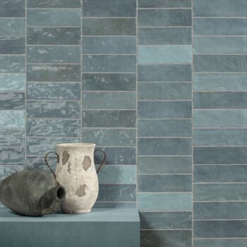 Kafelki morskie na ścianę - Peronda Harmony RIAD AQUA 6,5x20cm. Cegiełki ceramiczne w różnych odcieniach błękitu z efektem rzemieślniczym.