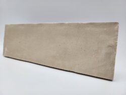 Kafelki piaskowe połysk - Harmony RIAD SAND 6,5x20 cm. Płytka ceramiczna w jasnych odcieniach beżu z nieregularną, błyszczącą powierzchnią.