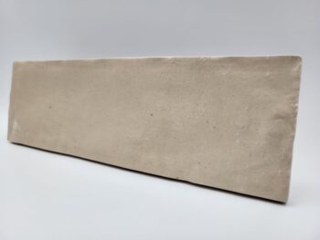 Kafelki piaskowe połysk - Harmony RIAD SAND 6,5x20 cm. Płytka ceramiczna w jasnych odcieniach beżu z nieregularną, błyszczącą powierzchnią.