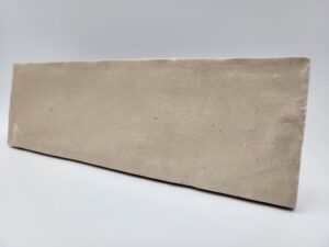 Kafelki piaskowe połysk - Peronda Harmony RIAD SAND 6,5x20 cm. Płytka ceramiczna w jasnych odcieniach beżu z nieregularną, błyszczącą powierzchnią.