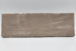 Kafelki taupe - Harmony RIAD TAUPE 6,5x20 cm. Małe płyteczki cegiełki na ścianę z nierówną - rzemieślniczą, błyszczącą powierzchnią. Płytki idealne do kuchni jako fartuch między meblami.