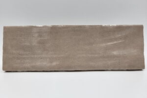 Kafelki taupe - Harmony RIAD TAUPE 6,5x20 cm. Małe płyteczki cegiełki na ścianę z nierówną - rzemieślniczą, błyszczącą powierzchnią. Płytki idealne do kuchni jako fartuch między meblami.