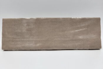 Kafelki taupe - Harmony RIAD TAUPE 6,5x20 cm. Małe płyteczki cegiełki na ścianę z nierówną - rzemieślniczą, błyszczącą powierzchnią. Płytki idealne do kuchni jako fartuch między meblami.