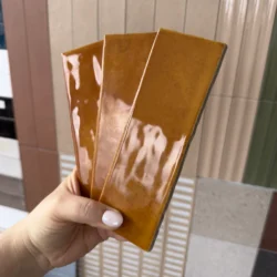 Karmelowe kafelki cegiełki płytki gres Estudio Matcha Caramel 6x18,5 cm. Płytki błyszczące na ścianę.