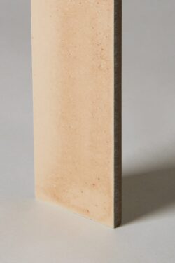 Kremowe płytki do łazienki - Marazzi Lume Pink lx MA9Q 6x24 cm. Postarzane, retro płytki cegiełki z błyszczącą powierzchnią od włoskiego producenta płytek ceramicznych Marazzi.