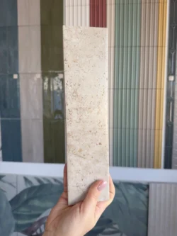 Małe płytki ceramiczne jak trawertyn Vilar Albaro TRAVERTINO 7,5X30. Kafelki z gładką, satynową powierzchnią.
