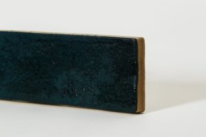 Niebieskie płytki ciemne - Peronda Harmony SUNSET PETROL 6x25cm. Płytki w kolorze niebieskim ciemnym z domieszką zielonego. Cegiełki na ścianę do kuchni lub łazienki.