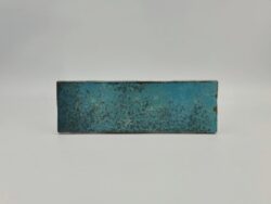 Niebieskie kafelki ścienne - Estudio Amazonia Sapphire 6,5x20 cm. Płytki cegiełki w odcieniach koloru niebieskiego z rdzawymi przebarwieniami.
