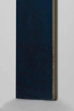 Niebieskie płytki cegiełki - APE Reality river 7,5x30cm. kafelki ceramiczne na ścianę w ciemnym odcieniu niebieskiego i błyszczącej powierzchni.