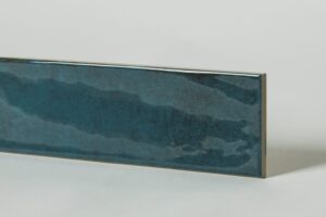 Niebieskie płytki łazienkowe - Mykonos Yebala Mallorca Blue 7,5x30 cm. Błyszczące, kafelki z nieregularna powierzchnią na ścianę. Płytki w stylu retro.