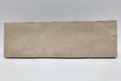 Piaskowe płytki - Harmony RIAD SAND 6,5x20 cm. Kafelki na ścianę do kuchni i łazienki z nieregularną, jasnobeżową powierzchnią w połysku.