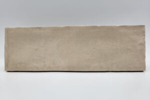 Piaskowe płytki - Harmony RIAD SAND 6,5x20 cm. Kafelki na ścianę do kuchni i łazienki z nieregularną, jasnobeżową powierzchnią w połysku.