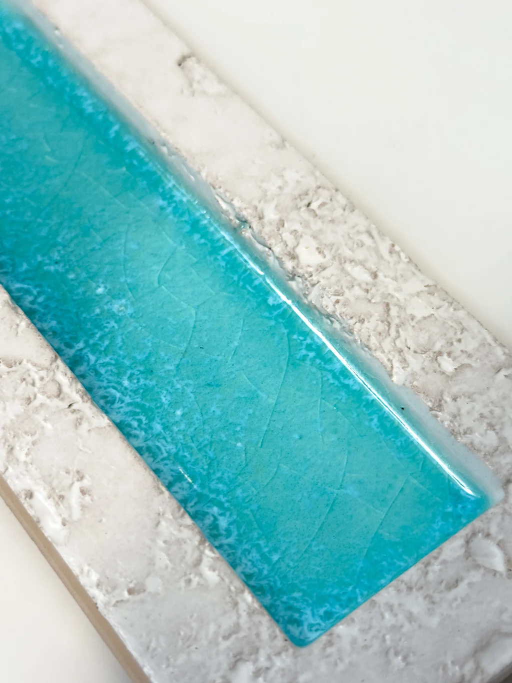 Płytka 3d cegiełka turkusowa dekoracyjna Natucer Sunrise-W Blu 8x27cm. Zbliżenie na powierzchnię płytki.