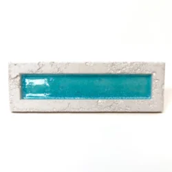 Płytka 3d cegiełka turkusowa Natucer Sunrise-W Blu 8x27. Płytka ma turkusowy (morski) kolor w części błyszczącej oraz białą (lekko rustykalną) ramkę.