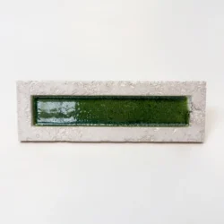 Płytka 3d Natucer SUNRISE-W GREEN 8x27 cm. Płytka w kolorze ciemna zieleń (butelkowa zieleń) z lekko szkliwionym, błyszczącym wykończeniem i białą ramką.
