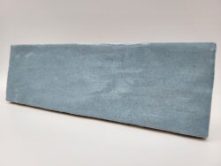 Płytki błękitne cegiełki - Harmony RIAD SKY 6,5×20 cm. Cegiełki ceramiczne na ścianę z błyszczącą, nieregularną powierzchnią