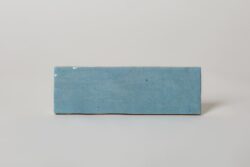 Płytki błękitne - Harmony RIAD SKY 6.5x20cm. Błękitne kafelki do łazienki w odcieniu niebieskiego z powierzchnią błyszczącą, przypominającą ręcznie wykonane flizy. Glazura na ścianę.