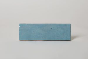 Płytki błękitne - Peronda Harmony RIAD SKY 6.5x20cm. Błękitne kafelki do łazienki w odcieniu niebieskiego z powierzchnią błyszczącą, przypominającą ręcznie wykonane flizy. Glazura na ścianę.