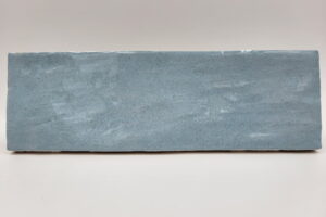 Płytki błyszczące, błękitne - Harmony RIAD SKY 6,5x20 cm. Kafelki ceramiczne w małym formacie cegiełki na ścianę z połyskującą, nierówną powierzchnią. Hiszpańskie płytki do łazienki, kuchni.