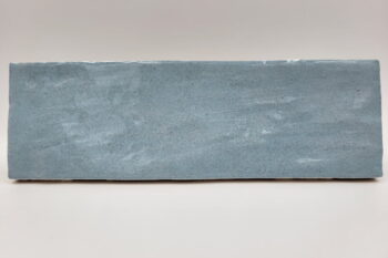 Płytki błyszczące, błękitne - Harmony RIAD SKY 6,5x20 cm. Kafelki ceramiczne w małym formacie cegiełki na ścianę z połyskującą, nierówną powierzchnią. Hiszpańskie płytki do łazienki, kuchni.