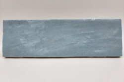 Płytki błyszczące, błękitne - Peronda Harmony RIAD SKY 6,5×20 cm. Kafelki ceramiczne w małym formacie cegiełki na ścianę z połyskującą, nierówną powierzchnią. Hiszpańskie płytki do łazienki, kuchni.