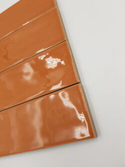 Harmony Glint Clay 5x15 - Kafelki cegiełki na ścianę z połyskującą powierzchnią w kolorze brązowym