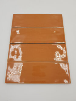 Harmony Glint Clay 5x15 - Błyszczące kafelki cegiełki z nierówną powierzchnią w kolorze brązowe.