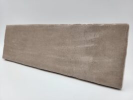 Płytki cegiełki do kuchni - Peronda Harmony RIAD TAUPE 6,5x20 cm. Błyszczące kafelki cegiełki z nierówna powierzchnią na ścianę w kolorze taupe - szarobrązowe.