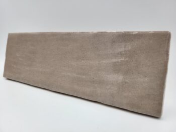 Płytki cegiełki do kuchni - Peronda Harmony RIAD TAUPE 6,5x20 cm. Błyszczące kafelki cegiełki z nierówna powierzchnią na ścianę w kolorze taupe - szarobrązowe.