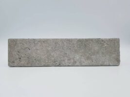 Płytki cegiełki imitujące kamień na ścianę - Natucer Zion Moss 6,2x25 cm. Płytki z nierówna powierzchnią, matową przypominające skałę.