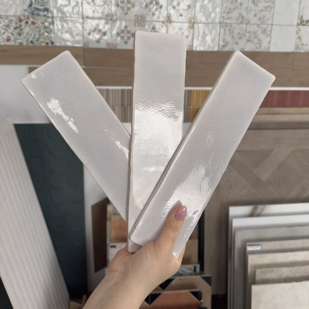 Płytki cegiełki lawendowe - fioletowe Estudio Vitral Lavanda 7,5x30. Płytki ścienne z popękaną, błyszczącą powierzchnią.