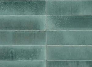 Turkusowe kafelki do łazienki, błyszczące na ścianę - Marazzi Lume Turquoise 6x24cm. Płytki włoskie, podłużne w różnych odcieniach w kolekcji.