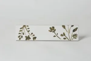 Płytki dekoracyjne kwiaty - Peronda Harmony AQUA GREEN decor 6x24,6cm. Dekory cegiełki na ścianę z białą, błyszcząca powierzchnią i zielonym motywem rośliznnym.