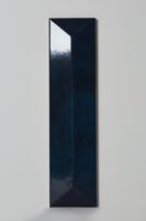 Płytki fazowane niebieskie - APE Reality spectrum river 7,5x30cm. Kafelki ceramiczne 3D w podłużnym formacie cegiełki z błyszczącą powierzchnią. Idealne do salonu na ścianę.