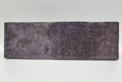 Płytki fioletowe - Peronda Harmony Dyroy Aubergine 6.5×20cm. Cegiełki na ścianę w połysku z popękaną powierzchnią.