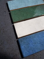 Kolekcja hiszpańskich płytek łazienkowych na ścianę, Peronda Harmony Dyroy w kolorach niebieski, biały, zielony, morski. Kafelki ceramiczne inspirowane zorzą polarną w małym formacie 6,5x20cm.