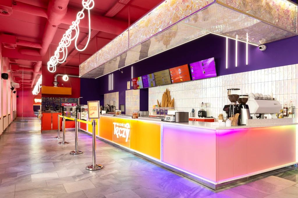 Płytki holograficzne 7,5x30 na ścianie w sklepie realizacja Life Ceramica Dreams Blanco