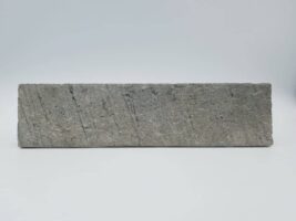 Płytki imitujące kamień naturalny - Natucer Zion Moss 6,2x25cm. Kafelki ceramiczne na ścianę z matową, szarą powierzchnią.