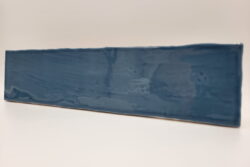 Lazurowe płytki łazienkowe - Peronda Harmony Poitiers Azure 7,5x30 cm. Płytki w połysku z nierektyfikowanymi krawędziami i nierówną powierzchnią.