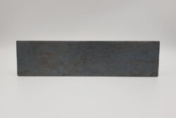 Płytki metaliczne niebieskie - Marca Corona FUOCO BLU IRON 6x24 cm. Kafelki imitujące metal z matową powierzchnią, przeznaczone do pomieszczeń i na zewnątrz.