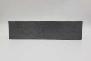 Płytki metaliczne niebieskie - Marca Corona FUOCO BLU IRON 6x24 cm. Kafelki imitujące metal z matową powierzchnią, przeznaczone do pomieszczeń i na zewnątrz.