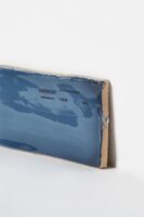 Płytki niebieskie błyszczące - Harmony California Denim 7.5x30cm. Kafelki cegiełki na ścianę w kolorze denim - odcień niebieskiego z lekko nierówną, błyszczącą powierzchnią.
